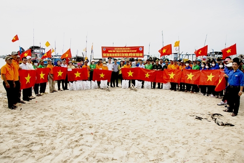 Vùng Cảnh sát biển 3 đồng hành với ngư dân huyện Hàm Thuận Nam, tỉnh Bình Thuận 

